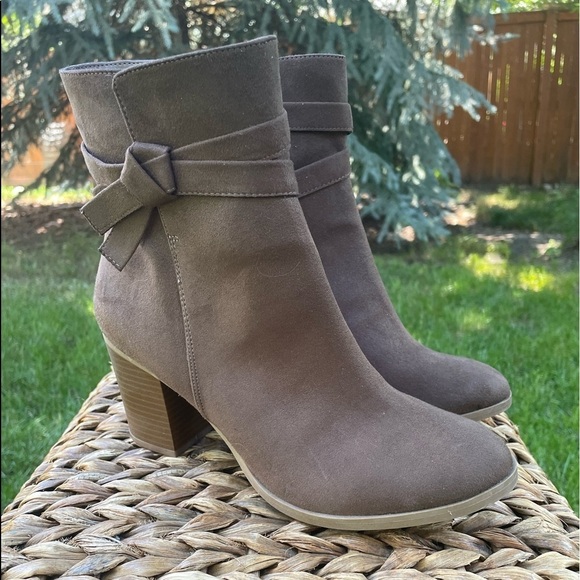 New Cute Brown Suede Ankle Boots with Inside Zipper and Side Bow Double Straps - Picture 1 of 8